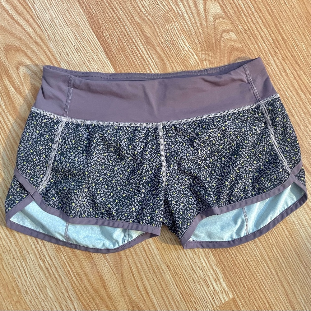 Lululemon Speed Up Low-Rise Lined Short 2.5" - amethyst color. Size 0